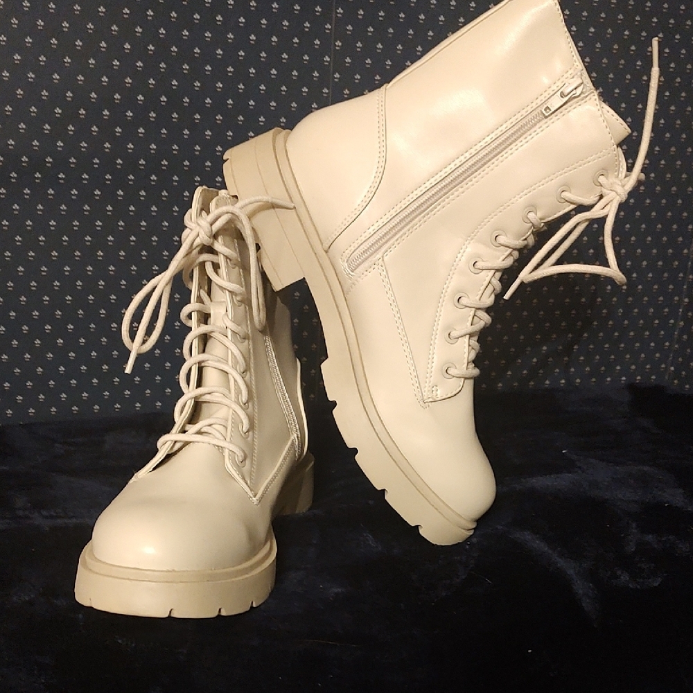 Women's Cream Lace-Up Boots